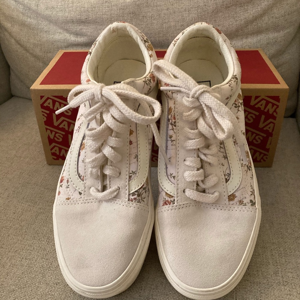 Vans “Old Skool” Floral Sneakers